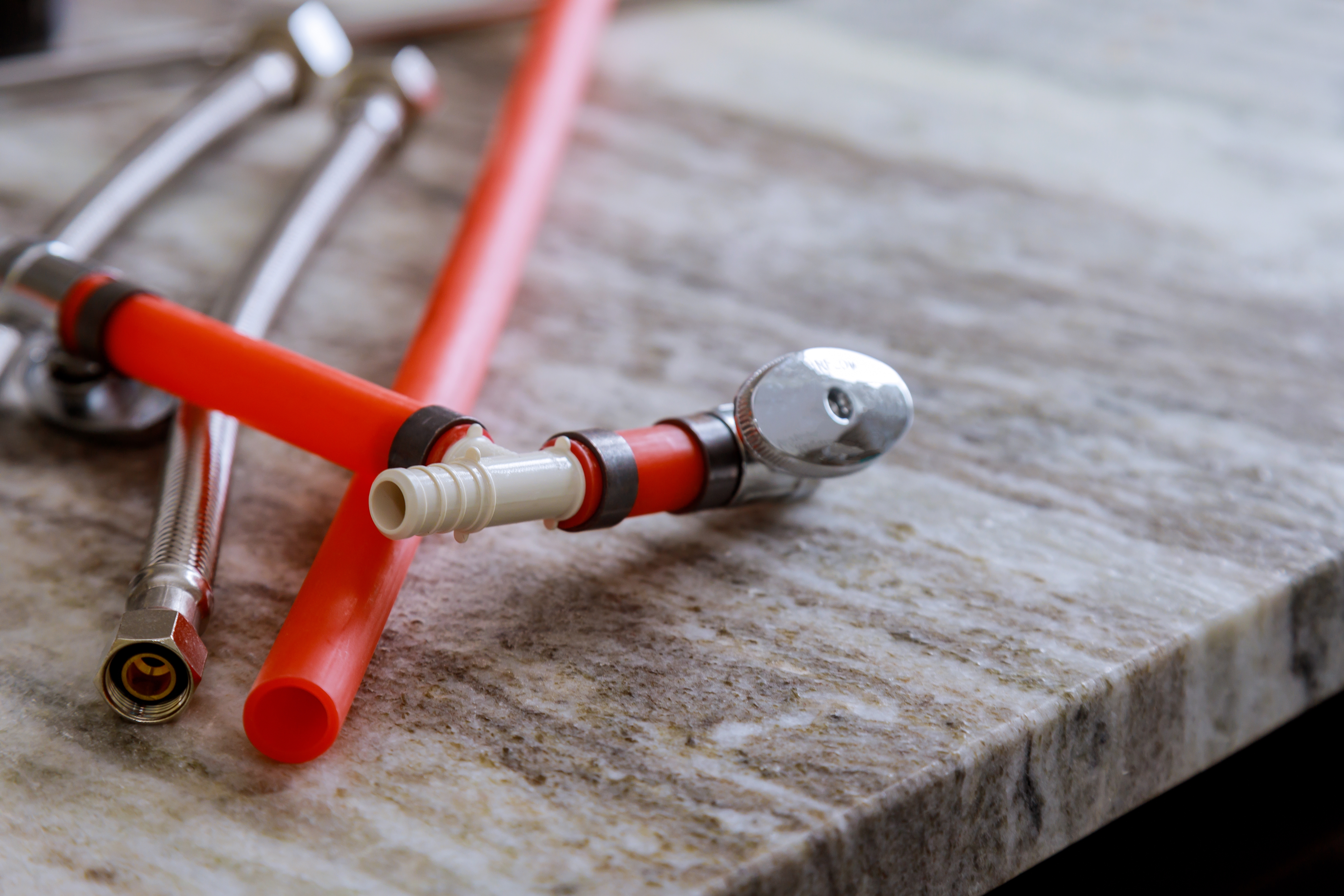 Tuyaux et raccords de plomberie sur table.